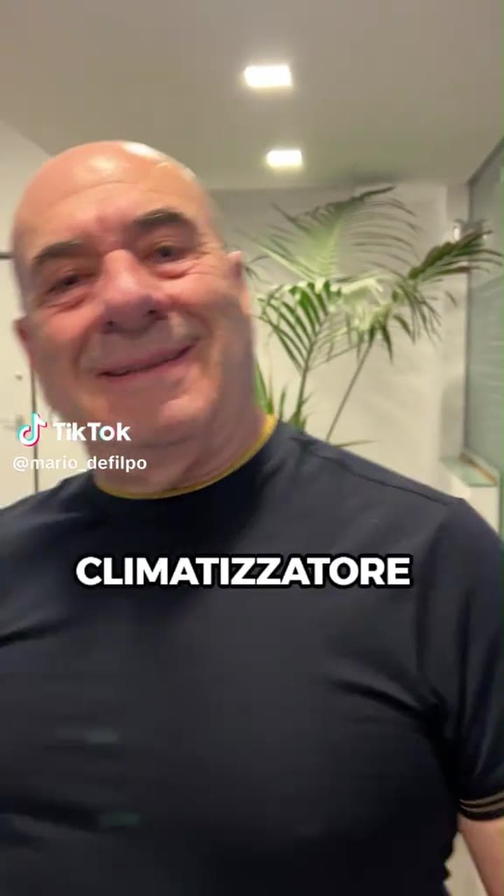 Il climatizzatore consuma troppo? 💸 Hai notato un aumento dei consumi del tuo climatizzatore? Prima di pensare a un guasto, controlla una delle cause più comuni: i filtri sporchi. Quando i filtri sono intasati, il climatizzatore fa più fatica a far circolare l'aria, lavora più a lungo e può consumare più energia. ✅ Una semplice pulizia periodica può migliorare l'efficienza e aiutarti a ridurre i consumi. 📌 Nel prossimo video ti mostrerò un altro controllo fondamentale che molti dimenticano. 💬 Da quanto tempo non controlli i filtri del tuo climatizzatore? Scrivilo nei commenti.