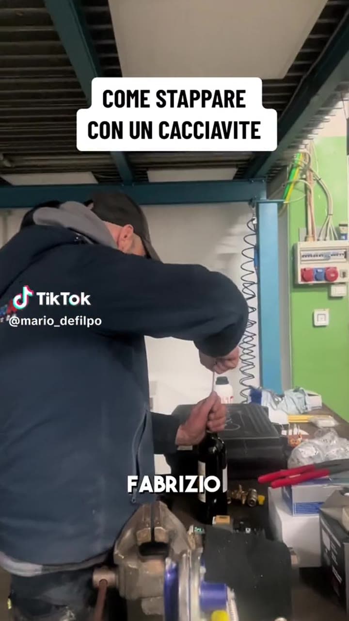 COME STAPPARE CON UN CACCIAVITE