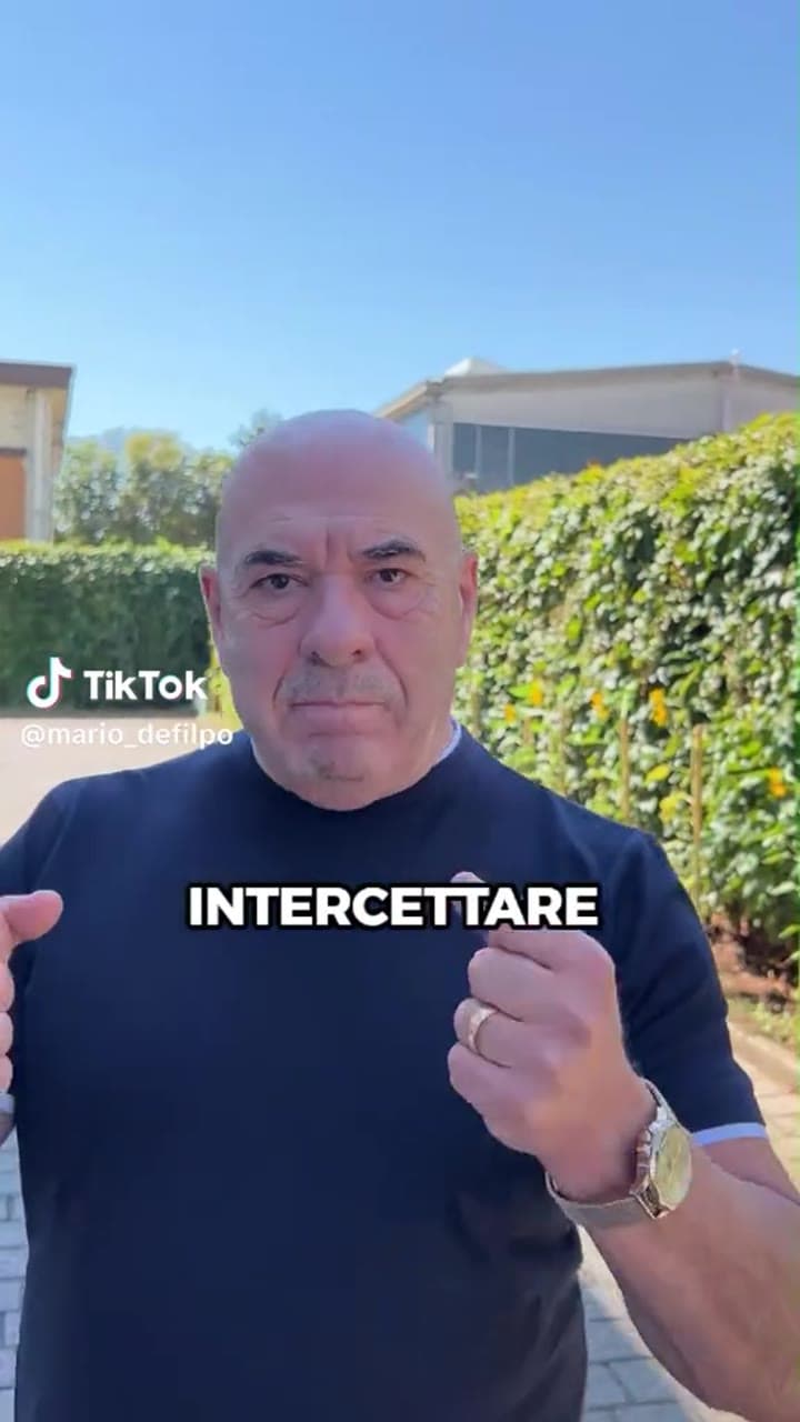 💧 Il climatizzatore perde acqua? Prima di pensare a un guasto, controlla una cosa molto semplice. Se utilizzi una tanica per raccogliere la condensa, quando è piena può creare un tappo nello scarico e far fuoriuscire l'acqua dallo split. In molti casi basta un controllo di pochi minuti per risolvere il problema senza chiamare un tecnico. Naturalmente, se la perdita continua anche dopo aver verificato lo scarico, è consigliabile far controllare l'impianto da un professionista. 💬 Hai mai trovato la tanica della condensa completamente piena senza accorgertene?