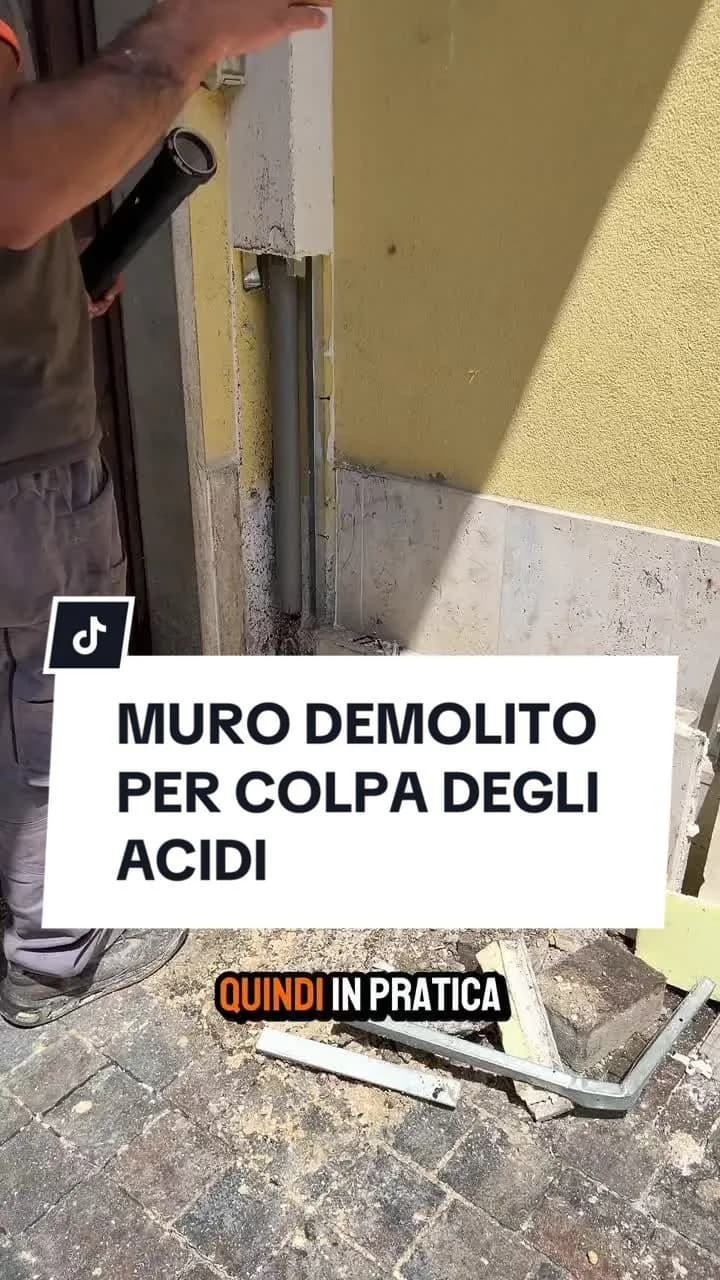 MURO DEMOLITO PER COLPA DEGLI ACIDI
