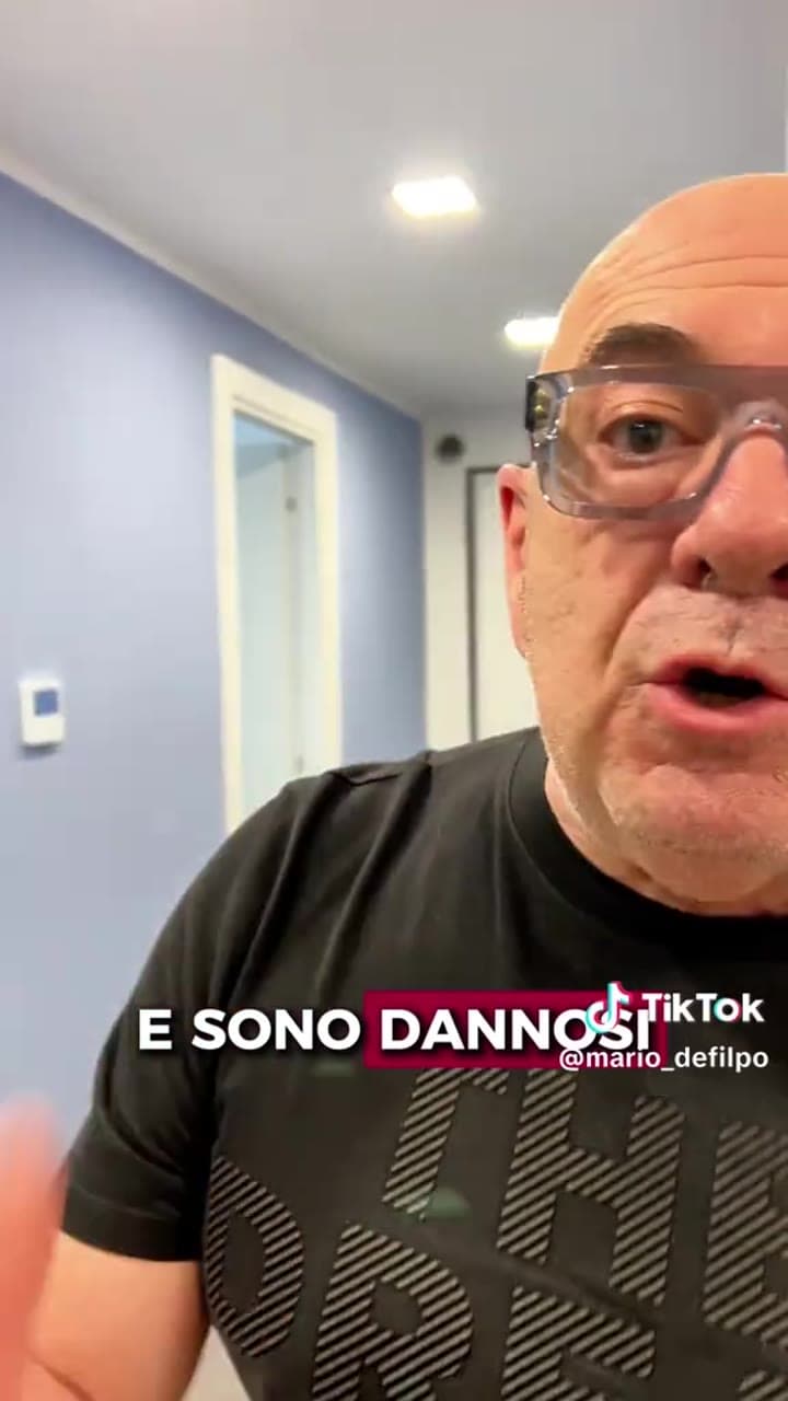 Pensavi che pulire il filtro fosse abbastanza? 😷 All'interno del tuo condizionatore si possono nascondere muffe, polveri e batteri (come la Legionella) che respiri ogni giorno. Non aspettare l'estate per sanificare la tua aria! La prevenzione è la tua alleata numero uno. 🌬️✨