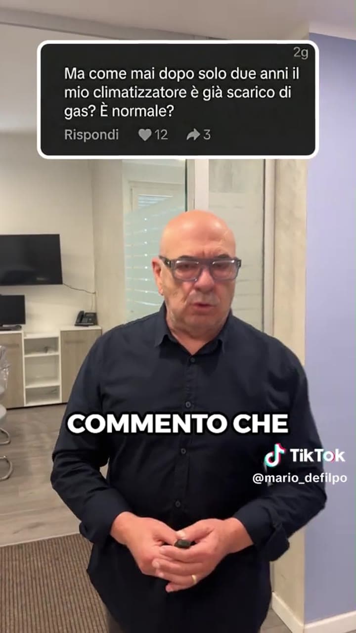 Se il tuo installatore ti dice che ogni anno devi "ricaricare il gas" perché si è consumato con l'uso, ti sta dicendo una bugia. Il climatizzatore è un sistema a circuito chiuso (esattamente come il tuo frigorifero): il refrigerante gira continuamente all'interno di tubi di rame sigillati. Se manca il gas, significa solo una cosa: c'è una perdita che va trovata e riparata! 🛠️ Guarda il video per capire come funziona davvero e smetti di sprecare soldi in ricariche inutili. 👇 Ti è già successa una cosa del genere? Scrivilo nei commenti!