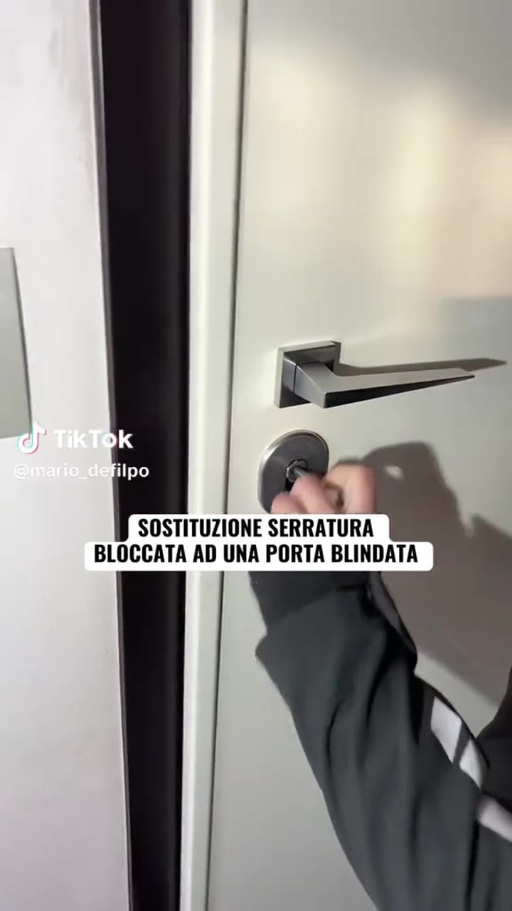SOSTITUZIONE SERRATURA BLOCCATA AD UNA PORTA BLINDATA