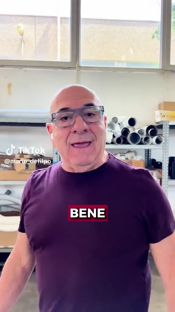 Quando lo scarico è lento o l’acqua del WC sale, la prima cosa che si fa è correre a comprare un disotturante acido. Sbagliato! 🛑 In questo modo non risolvi l'ingorgo, ma rischi solo di spostare il blocco più in profondità o, peggio, di danneggiare le tubazioni. Un idraulico professionista non spinge il problema, lo risolve alla radice. Bisogna prima capire la causa: è un problema di pendenza? È accumulo di calcare o di grasso? Solo allora si interviene con gli strumenti giusti, come la sonda, il canal jet o una videoispezione per i casi più complici. Tu come risolvi di solito quando si blocca lo scarico? Scrivimelo nei commenti! 👇